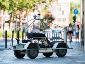 Das Fahrzeug wird mit Hilfe eines VR-Headset gesteuert, das durch dreidimensionales Mapping und Objekterkennung den Fahrer unterstützt. Das Fahrzeug wird mit Hilfe eines VR-Headset gesteuert, das durch dreidimensionales Mapping und Objekterkennung den Fahrer unterstützt.