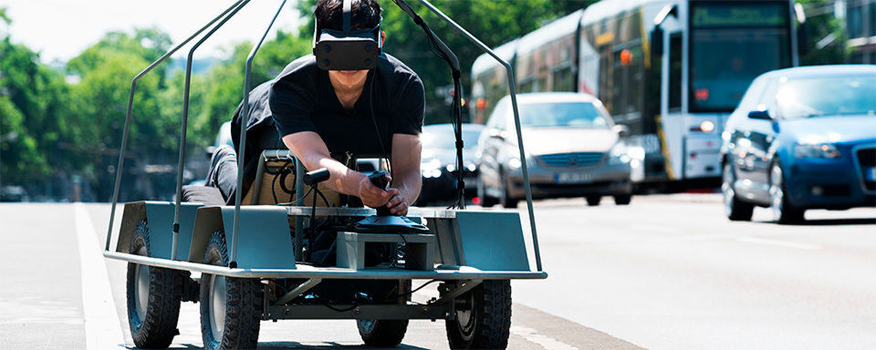 Die Welt durch die Augen eines autonom fahrenden Fahrzeugs sehen? – Mit dem Moovel-Lab-Projekt „Who wants to be a self-driving-car“ ist das möglich. Die Welt durch die Augen eines autonom fahrenden Fahrzeugs sehen? – Mit dem Moovel-Lab-Projekt „Who wants to be a self-driving-car“ ist das möglich.