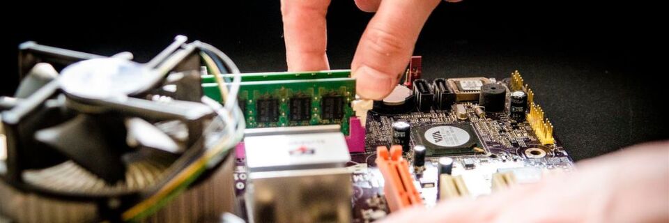 Ein Systemhaus bietet Software, Hardware und Services an. Ein Systemhaus bietet Software, Hardware und Services an.