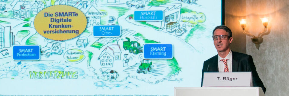 Thomas Rüger, Partner bei KPMG, bei seinem Vortrag zum Thema „Die smarte digitale Krankenversicherung“ Thomas Rüger, Partner bei KPMG, bei seinem Vortrag zum Thema „Die smarte digitale Krankenversicherung“