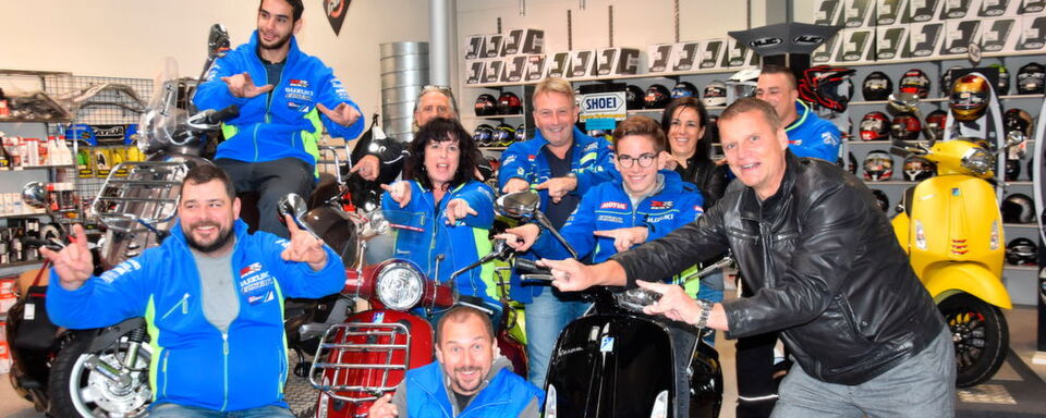 Cool and the gang: Team MK Cycleshop mit dem Juryvorsitzenden des Awards „Motoradhändler des Jahres“ beim „emotional fotoshooting“. Cool and the gang: Team MK Cycleshop mit dem Juryvorsitzenden des Awards „Motoradhändler des Jahres“ beim „emotional fotoshooting“.