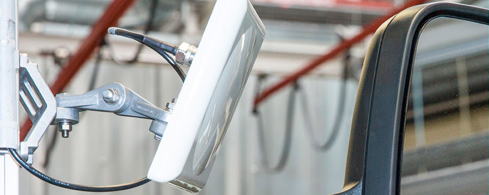 RFID-Leser erkennen das korrekte Bauteil am entsprechenden Fahrzeug: Mercedes-Benz Vans setzt die Technik im Werk Ludwigsfelde bereits in der Serienfertigung ein. RFID-Leser erkennen das korrekte Bauteil am entsprechenden Fahrzeug: Mercedes-Benz Vans setzt die Technik im Werk Ludwigsfelde bereits in der Serienfertigung ein.