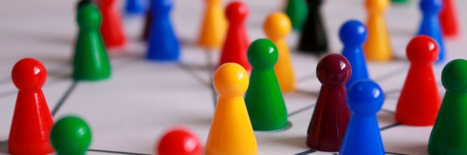 Die Mehrzahl an Beschäftigten durchsucht Firmennetze nach sensiblen Informationen. Die Mehrzahl an Beschäftigten durchsucht Firmennetze nach sensiblen Informationen.