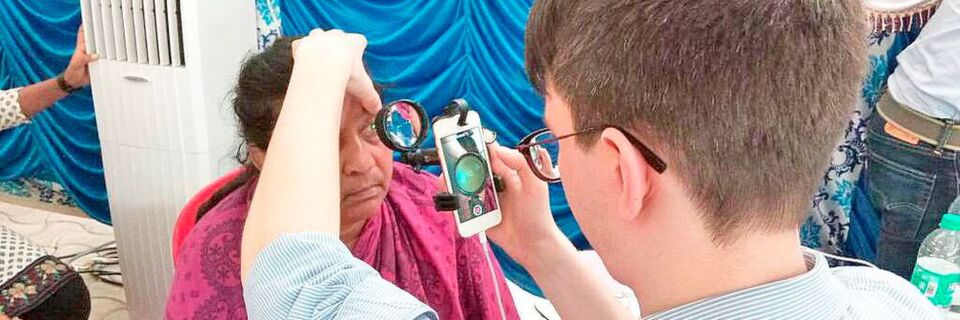 Dr. Maximilian Wintergerst untersucht das Auge einer Patientin mit einer indirekten Smartphone-Lösung Dr. Maximilian Wintergerst untersucht das Auge einer Patientin mit einer indirekten Smartphone-Lösung