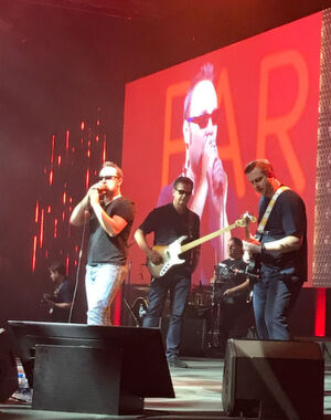 Der "Chief Happiness Officer" Octave Klaba mit seiner OVH-Rackband auf der Bühne beim OVH Summit 2017. Der "Chief Happiness Officer" Octave Klaba mit seiner OVH-Rackband auf der Bühne beim OVH Summit 2017.