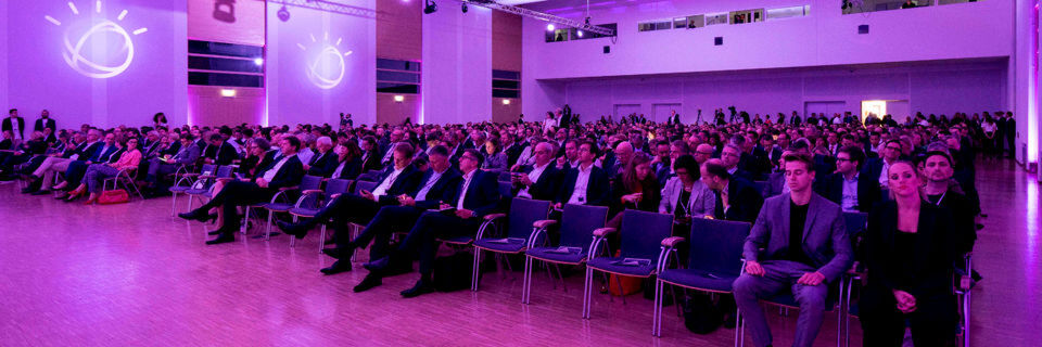 Großes Interesse: IBM konnte zahlreiche Gäste auf dem IBM Watson Summit 2017 begrüßen. Großes Interesse: IBM konnte zahlreiche Gäste auf dem IBM Watson Summit 2017 begrüßen.