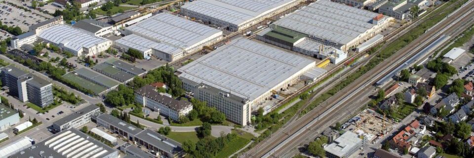 Jede Maschine bekam in der Fertigung bei Krauss Maffei Technologies eine Art durchgängige automatisierte „Gesundheitsakte“, um Transparenz in der Produktion zu schaffen – als Basis für Verbesserungen. Jede Maschine bekam in der Fertigung bei Krauss Maffei Technologies eine Art durchgängige automatisierte „Gesundheitsakte“, um Transparenz in der Produktion zu schaffen – als Basis für Verbesserungen.