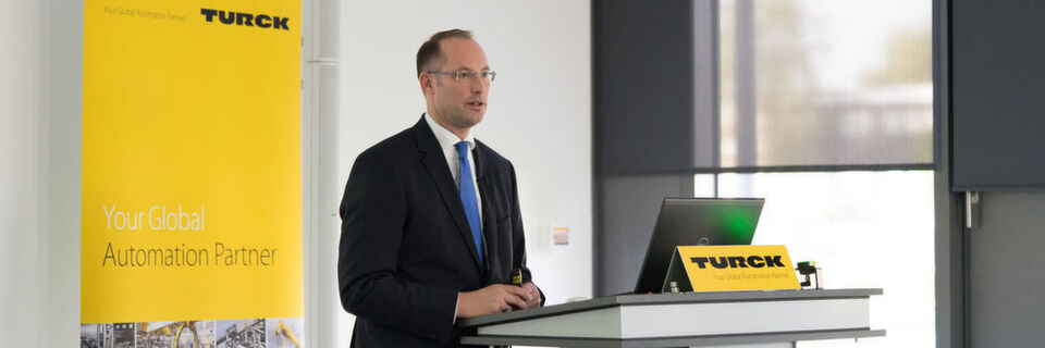 Turck-Geschäftsführer Christian Wolf gab auf der Jahrespressekonferenz in Mühlheim a. d. Ruhr eine erwartete Umsatzsteigerung von 15 Prozent für 2017 bekannt. Turck-Geschäftsführer Christian Wolf gab auf der Jahrespressekonferenz in Mühlheim a. d. Ruhr eine erwartete Umsatzsteigerung von 15 Prozent für 2017 bekannt.