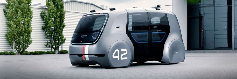 Laut VW soll der autonome People Mover „Sedric“ ab dem Jahr 2021 in zwei bis fünf Städten unterwegs sein. Aktuell werden die Prototypen auf dem VW-Werksgelände in Wolfsburg getestet. Laut VW soll der autonome People Mover „Sedric“ ab dem Jahr 2021 in zwei bis fünf Städten unterwegs sein. Aktuell werden die Prototypen auf dem VW-Werksgelände in Wolfsburg getestet.