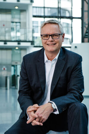 „Kritische Anlagentypen, die durch die F-Gase-Verordnung betroffen sind, setzen wir nicht ein“, Donald Badoux, Geschäftsführer Equinix Deutschland. „Kritische Anlagentypen, die durch die F-Gase-Verordnung betroffen sind, setzen wir nicht ein“, Donald Badoux, Geschäftsführer Equinix Deutschland.