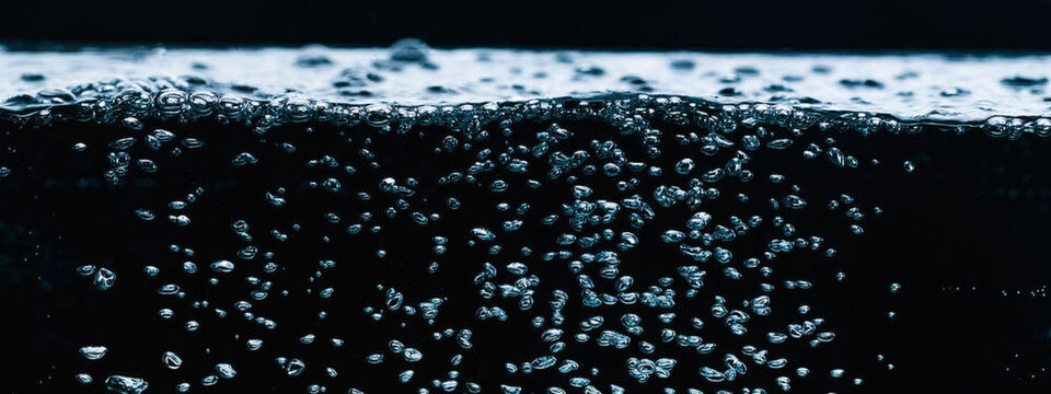 Wasser wäre ein Kühlmittel, allerdings braucht es eine Menge an Zusätzen, die zum Beispiel vor Algen schützen. Und Korrosion ist ein Thema. Wasser wäre ein Kühlmittel, allerdings braucht es eine Menge an Zusätzen, die zum Beispiel vor Algen schützen. Und Korrosion ist ein Thema.