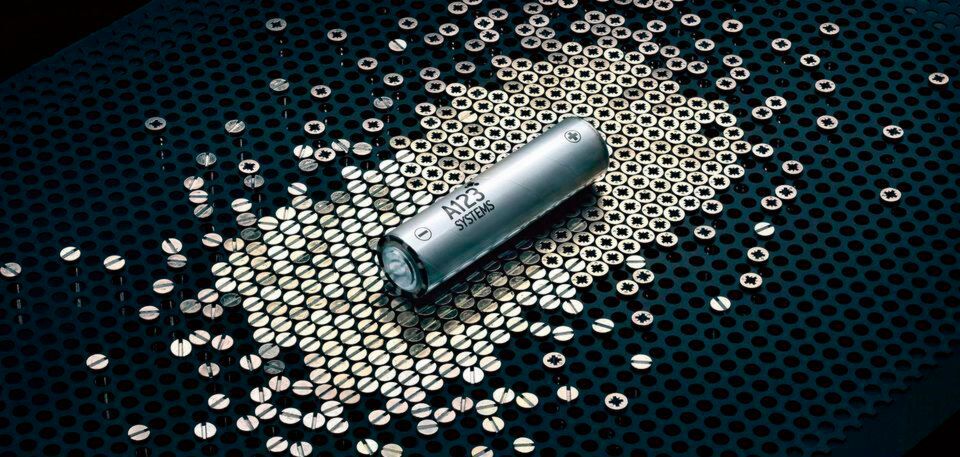Prinzipiell stehen fünf Eigenschaften im Mittelpunkt der Weiterentwicklung von Lithium-Ionen-Zellen: Sicherheit, Lebensdauer, Leistung, Kosten und Energie. Prinzipiell stehen fünf Eigenschaften im Mittelpunkt der Weiterentwicklung von Lithium-Ionen-Zellen: Sicherheit, Lebensdauer, Leistung, Kosten und Energie.