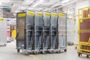 Die Rollcontainer von Wanzl sind laut Hersteller speziell auf die Bedürfnisse von DHL zugeschnitten. So ließen sie sich beispielsweise im leeren Zustand ineinanderschieben. Die Rollcontainer von Wanzl sind laut Hersteller speziell auf die Bedürfnisse von DHL zugeschnitten. So ließen sie sich beispielsweise im leeren Zustand ineinanderschieben.