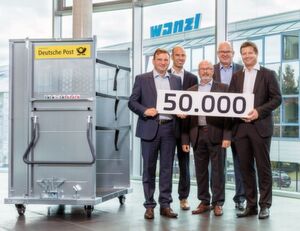In diesem Jahr feierte Wanzl den 50.000, an Deutsche Post DHL verkauften Rollcontainer. Von links: Markus Spengler, Jörg Baumeister, Wolfgang Kaup, Dr. Klaus Meier-Kortwig (CEO Wanzl) und Dr. Simon Deymann. In diesem Jahr feierte Wanzl den 50.000, an Deutsche Post DHL verkauften Rollcontainer. Von links: Markus Spengler, Jörg Baumeister, Wolfgang Kaup, Dr. Klaus Meier-Kortwig (CEO Wanzl) und Dr. Simon Deymann.
