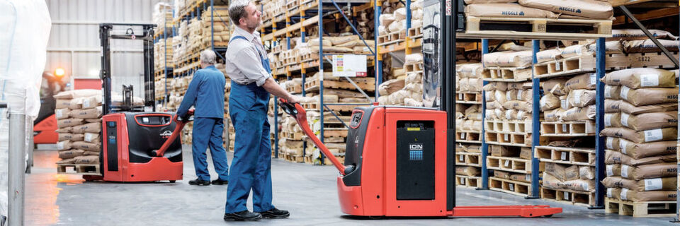 Ein Großteil der Logistikaufgaben im Lager kann Linde Material Handling jetzt mit Lithium-Ionen-Technik abdecken. Ein Großteil der Logistikaufgaben im Lager kann Linde Material Handling jetzt mit Lithium-Ionen-Technik abdecken.