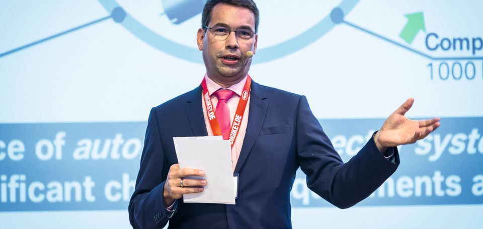 Anwenderkongress Steckverbinder: Keynote-Sprecher Martin Hager (Robert Bosch) referierte 2017 über die automotiven Megatrends und ihren Einfluss auf die Verbindungstechnik. Anwenderkongress Steckverbinder: Keynote-Sprecher Martin Hager (Robert Bosch) referierte 2017 über die automotiven Megatrends und ihren Einfluss auf die Verbindungstechnik.