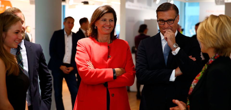 Fasziniert von der Geschichte und von den Exponaten bei Osram zeigte sich Ilse Aigner, stellvertretende Ministerpräsidentin sowie Wirtschaftsministerin von Bayern, zusammen mit Olaf Berlien. Fasziniert von der Geschichte und von den Exponaten bei Osram zeigte sich Ilse Aigner, stellvertretende Ministerpräsidentin sowie Wirtschaftsministerin von Bayern, zusammen mit Olaf Berlien.