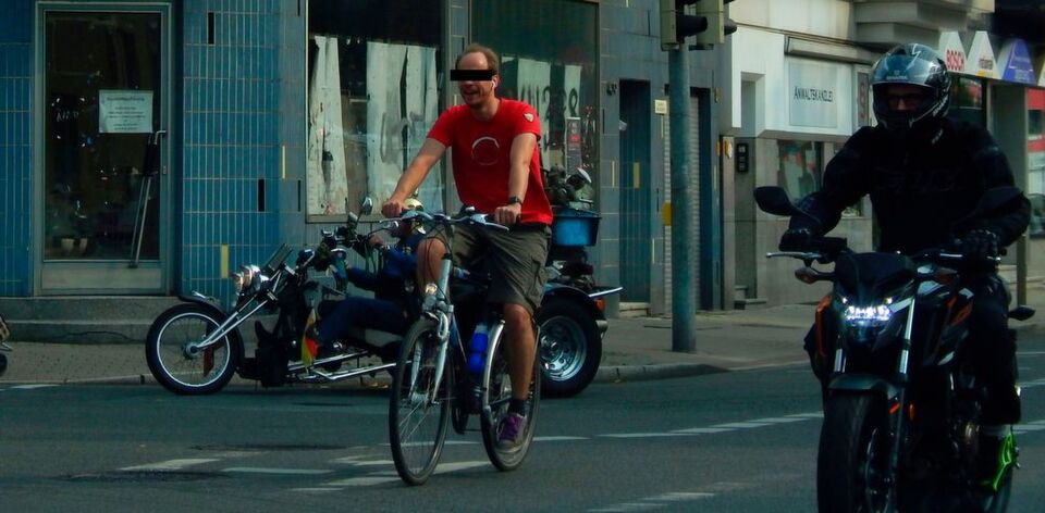 Ein nicht ganz alltägliche Verkehrssituation: Trike, Fahrrad und Motorrad - mit drei ganz unterschiedlichen Kopfbedeckungen. Man beachte den Fahrer im Hintergrund mit der goldenen Pickelhaube. Ein nicht ganz alltägliche Verkehrssituation: Trike, Fahrrad und Motorrad - mit drei ganz unterschiedlichen Kopfbedeckungen. Man beachte den Fahrer im Hintergrund mit der goldenen Pickelhaube.