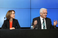 Ministerpräsident Winfried Kretschmann (r.) und Kunststaatssekretärin Petra Olschowski (l.) Ministerpräsident Winfried Kretschmann (r.) und Kunststaatssekretärin Petra Olschowski (l.)