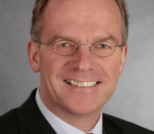 Prof. Dr.-Ing. Josef Decker: „Vollautomatisierte Lkw könnten tatsächlich in zehn Jahren auf unseren Straßen fahren. Dazu müssen aber Technik und Politik mitspielen.“ Prof. Dr.-Ing. Josef Decker: „Vollautomatisierte Lkw könnten tatsächlich in zehn Jahren auf unseren Straßen fahren. Dazu müssen aber Technik und Politik mitspielen.“