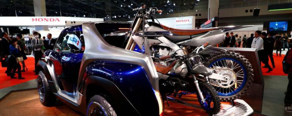 Auf der Pritsche haben zwei Motorräder Platz. Auf der Pritsche haben zwei Motorräder Platz.