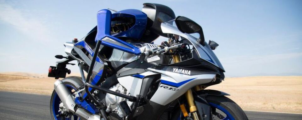 Ein reines Technologie-Exponat stellt Motobot in seiner zweiten Version dar; es handelt sich um einen autonom motorradfahrenden Roboter. Ein reines Technologie-Exponat stellt Motobot in seiner zweiten Version dar; es handelt sich um einen autonom motorradfahrenden Roboter.