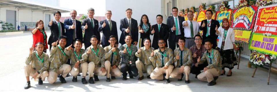 Das indonesische Team am Tag der Eröffnung (obere Reihe, Fünfter v. li.: Alfred Weber, CEO bei Mann+Hummel). Das indonesische Team am Tag der Eröffnung (obere Reihe, Fünfter v. li.: Alfred Weber, CEO bei Mann+Hummel).