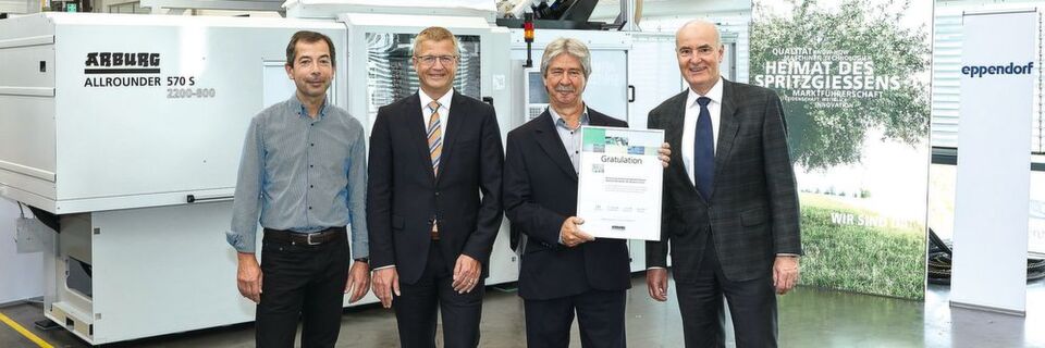 Feierten gemeinsam die offizielle Übergabe des 100. Allrounders: Rainer David (2.v.r.) und Dr. Thomas Reimann (l.), Geschäftsführer von Eppendorf Polymere, mit Arburg-Vertriebsgeschäftsführer Gerhard Böhm (2.v.l.) und Bereichsleiter Eberhard Lutz. Feierten gemeinsam die offizielle Übergabe des 100. Allrounders: Rainer David (2.v.r.) und Dr. Thomas Reimann (l.), Geschäftsführer von Eppendorf Polymere, mit Arburg-Vertriebsgeschäftsführer Gerhard Böhm (2.v.l.) und Bereichsleiter Eberhard Lutz.