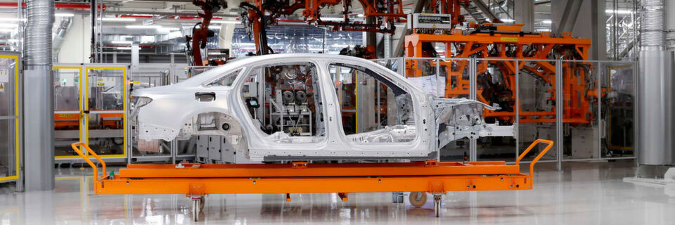 Etwa 17 % der Karosserie des neuen A8 werden aus pressgehärtetem Stahl (PHS) bestehen, der zum Teil von Arcelor Mittal geliefert wird. Diese Stähle besitzen nach dem Presshärten Streckgrenzen bis 1500 MPa. Etwa 17 % der Karosserie des neuen A8 werden aus pressgehärtetem Stahl (PHS) bestehen, der zum Teil von Arcelor Mittal geliefert wird. Diese Stähle besitzen nach dem Presshärten Streckgrenzen bis 1500 MPa.