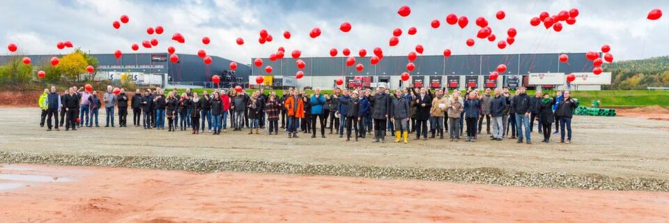 „Wir möchten mit dem neuen Firmengebäude nicht nur ein Arbeitsumfeld schaffen, in dem sich unsere Mitarbeiter wohlfühlen, sondern auch das Thema Nachhaltigkeit hervorheben“, erklärte Heike Zahn, Geschäftsführerin Fronius Deutschland, bei der Spatenstichfeier des Neubaus in Neuhof-Dorfborn bei Fulda. „Wir möchten mit dem neuen Firmengebäude nicht nur ein Arbeitsumfeld schaffen, in dem sich unsere Mitarbeiter wohlfühlen, sondern auch das Thema Nachhaltigkeit hervorheben“, erklärte Heike Zahn, Geschäftsführerin Fronius Deutschland, bei der Spatenstichfeier des Neubaus in Neuhof-Dorfborn bei Fulda.