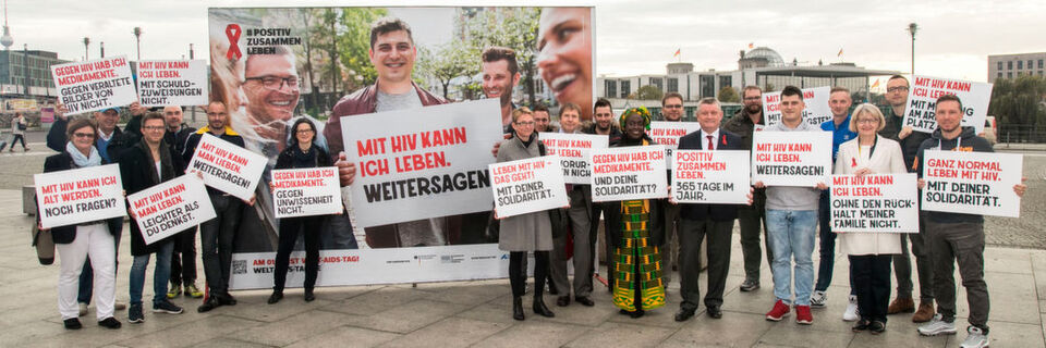 Startschuss für die Infokampagne zum Welt-AIDS-Tag auf dem Washington-Platz in Berlin Startschuss für die Infokampagne zum Welt-AIDS-Tag auf dem Washington-Platz in Berlin