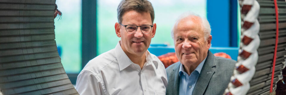 Die modernen Torquemotoren von Johannes (l.) und Bernhard Oswald – hier schauen sie durch einen gewickelten Stator – verringern den Energieverbrauch um bis zu 50 %, der Einsatz von Getriebeöl fällt weg und die Maschinen werden leichter. Dafür hat sie der DBU geehrt. Die modernen Torquemotoren von Johannes (l.) und Bernhard Oswald – hier schauen sie durch einen gewickelten Stator – verringern den Energieverbrauch um bis zu 50 %, der Einsatz von Getriebeöl fällt weg und die Maschinen werden leichter. Dafür hat sie der DBU geehrt.