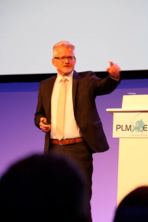 Maarten Romers, Mitglied des Komitees der Anwendervereinigung PLM Europe, eröffnete die PLM Connection in Berlin. Maarten Romers, Mitglied des Komitees der Anwendervereinigung PLM Europe, eröffnete die PLM Connection in Berlin.