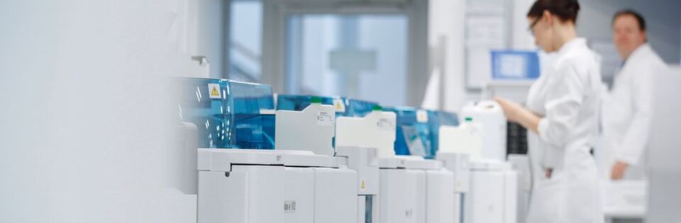 Abb. 1: Labordiagnostik von Roche: Aus Tradition innovativ Abb. 1: Labordiagnostik von Roche: Aus Tradition innovativ