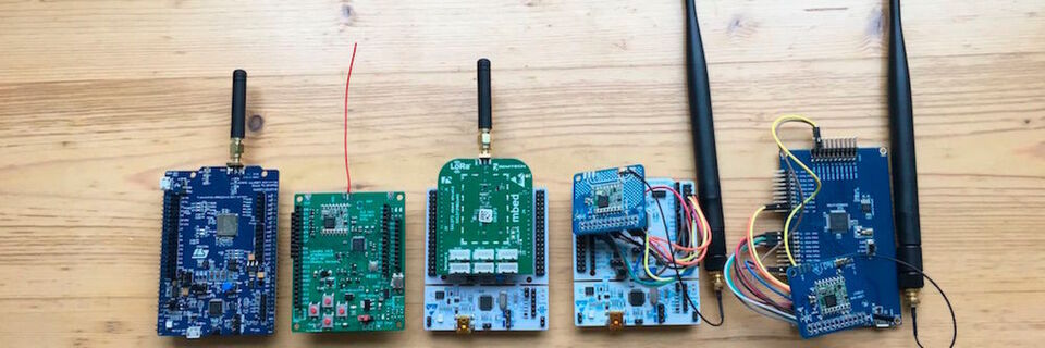 LoRa-verwendet eine spezielle Frequenzspreizung-Modulation. Grundsätzlich kann diese Modulation auf allen Frequenzen verwendet werden, gängig sind die kostenlosen Frequenzbereiche 433 MHz sowie 868 MHz in Europa. Oft wird 868 MHz verwendet, da dieses Band weniger belegt und besser reguliert ist und somit eine bessere Funkbasis bietet. LoRa-verwendet eine spezielle Frequenzspreizung-Modulation. Grundsätzlich kann diese Modulation auf allen Frequenzen verwendet werden, gängig sind die kostenlosen Frequenzbereiche 433 MHz sowie 868 MHz in Europa. Oft wird 868 MHz verwendet, da dieses Band weniger belegt und besser reguliert ist und somit eine bessere Funkbasis bietet.