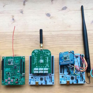 LoRa-verwendet eine spezielle Frequenzspreizung-Modulation. Grundsätzlich kann diese Modulation auf allen Frequenzen verwendet werden, gängig sind die kostenlosen Frequenzbereiche 433 MHz sowie 868 MHz in Europa. Oft wird 868 MHz verwendet, da dieses Band weniger belegt und besser reguliert ist und somit eine bessere Funkbasis bietet. LoRa-verwendet eine spezielle Frequenzspreizung-Modulation. Grundsätzlich kann diese Modulation auf allen Frequenzen verwendet werden, gängig sind die kostenlosen Frequenzbereiche 433 MHz sowie 868 MHz in Europa. Oft wird 868 MHz verwendet, da dieses Band weniger belegt und besser reguliert ist und somit eine bessere Funkbasis bietet.