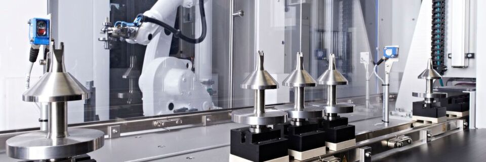 Den Prozess im Visier: Bei Imstec entstehen unter anderem automatisierte Fertigungslinien wie diese Anlage mit einem individuell angepassten Robotergreifer zum sicheren Transport medizintechnischer Komponenten und Produkte. Den Prozess im Visier: Bei Imstec entstehen unter anderem automatisierte Fertigungslinien wie diese Anlage mit einem individuell angepassten Robotergreifer zum sicheren Transport medizintechnischer Komponenten und Produkte.