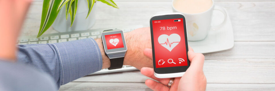 Ein Wearable Device, verbunden mit dem Smartphone. Auch die Big Player der weltweiten Digitalisierung wollen das Potenzial digitaler Medizintechnik im Gesundheitswesen erschließen. Ein Wearable Device, verbunden mit dem Smartphone. Auch die Big Player der weltweiten Digitalisierung wollen das Potenzial digitaler Medizintechnik im Gesundheitswesen erschließen.