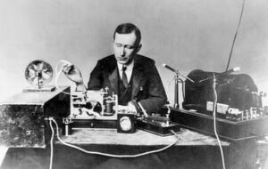 Der Physiker Guglielmo Marconi (Bild) gilt als Erfinder des Radios, obwohl sein Patent zum Großteil auf Patenten des verkannten Erfinders Nikola Tesla beruhen. Die Patente waren sich so ähnlich, dass das Patentamt Marconis Anträge lange ablehnte, bis eines Tages aus nicht ganz geklärten Gründen die Erlaubnis erteilt wurde. Der Physiker Guglielmo Marconi (Bild) gilt als Erfinder des Radios, obwohl sein Patent zum Großteil auf Patenten des verkannten Erfinders Nikola Tesla beruhen. Die Patente waren sich so ähnlich, dass das Patentamt Marconis Anträge lange ablehnte, bis eines Tages aus nicht ganz geklärten Gründen die Erlaubnis erteilt wurde.