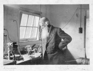 Die Glühbirne erfand der Brite Joseph Swan einige Jahre vor Edison. Nach einem kurzen Patentstreit einigten sich die beiden jedoch und gründeten die gemeinsame Firme Ediswan. Den Bekanntheitsgrad erlangte jedoch nur Edison. Die Glühbirne erfand der Brite Joseph Swan einige Jahre vor Edison. Nach einem kurzen Patentstreit einigten sich die beiden jedoch und gründeten die gemeinsame Firme Ediswan. Den Bekanntheitsgrad erlangte jedoch nur Edison.
