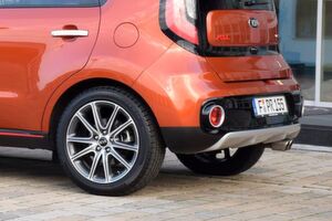 Hätten Sie's gesehen? Der rechte Hinterreifen des Kia Soul hat nur noch rund ein bar. Hätten Sie's gesehen? Der rechte Hinterreifen des Kia Soul hat nur noch rund ein bar.