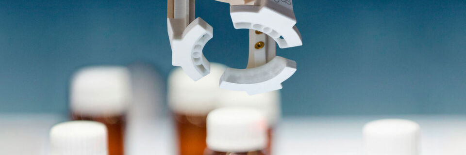Produktionslinie in einem Pharmakonzern: Dank Kunststoffgreiferm sparen Produzenten Zeit und Geld bei Produktwechseln an Abfüllanlagen. Produktionslinie in einem Pharmakonzern: Dank Kunststoffgreiferm sparen Produzenten Zeit und Geld bei Produktwechseln an Abfüllanlagen.
