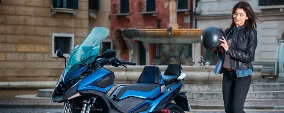 Mit dem CV3 Concept stellt Kymco auf der Eicma zudem seinen ersten dreirädrigen Maxi-Scooter vor. Mit dem CV3 Concept stellt Kymco auf der Eicma zudem seinen ersten dreirädrigen Maxi-Scooter vor.