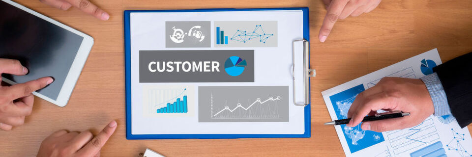 Einer Studie des Bitkom zufolge treten Unternehmen zwar mit ihren Kunden in Kontakt, die daraus entstehenden digitalen Kundenbeziehungen werden aber meist nicht analysiert. Einer Studie des Bitkom zufolge treten Unternehmen zwar mit ihren Kunden in Kontakt, die daraus entstehenden digitalen Kundenbeziehungen werden aber meist nicht analysiert.