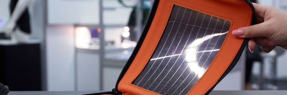 Tragbare Energiequelle auf der LOPEC 2017: Wer kennt das nicht? Man will unterwegs ein dringendes Telefonat führen und der Akku des Smartphones wird leer. Mit der Umhängetasche von Armor hat man immer eine tragbare Energiequelle dabei, denn sie ist mit einem Photovoltaikfilm bedruckt. Je sonniger der Tag, umso voller der Akku. Tragbare Energiequelle auf der LOPEC 2017: Wer kennt das nicht? Man will unterwegs ein dringendes Telefonat führen und der Akku des Smartphones wird leer. Mit der Umhängetasche von Armor hat man immer eine tragbare Energiequelle dabei, denn sie ist mit einem Photovoltaikfilm bedruckt. Je sonniger der Tag, umso voller der Akku.