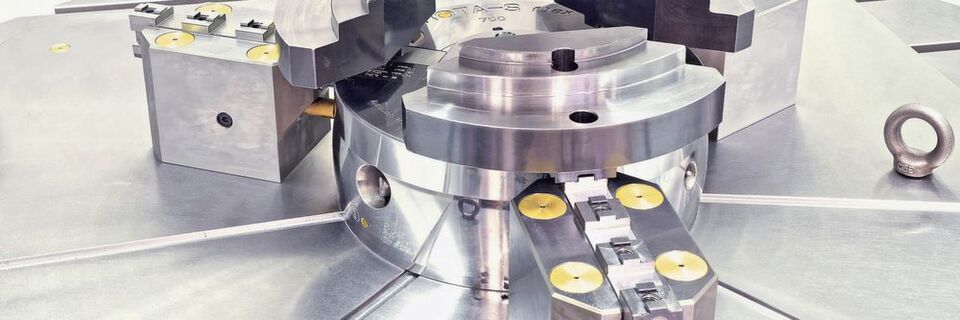 Das Schunk-Handspannfutter Rota-S flex wiegt bis zu 60 % weniger als konventionelle Drehfutter und deckt einen besonders großen Spannbereich ab. Das Schunk-Handspannfutter Rota-S flex wiegt bis zu 60 % weniger als konventionelle Drehfutter und deckt einen besonders großen Spannbereich ab.
