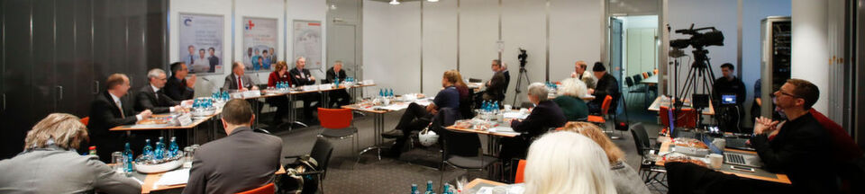 Auf der Vor-Pressekonferenz zur Medica/Compamed 2017 erklärten Experten den gesamtwirtschaftlichen und gesundheitspolitischen Rahmen. Auf der Vor-Pressekonferenz zur Medica/Compamed 2017 erklärten Experten den gesamtwirtschaftlichen und gesundheitspolitischen Rahmen.
