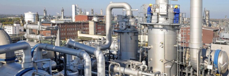 Nach Brand abgestellt: Die Citral-Anlage am Verbundstandort Ludwigshafen liefert den Schlüsselbaustein der BASF-Feinchemie. Citral ist der Ausgangsstoff für die Vitamine A und E, Carotinoide sowie verschiedene Aromachemikalien. Nach Brand abgestellt: Die Citral-Anlage am Verbundstandort Ludwigshafen liefert den Schlüsselbaustein der BASF-Feinchemie. Citral ist der Ausgangsstoff für die Vitamine A und E, Carotinoide sowie verschiedene Aromachemikalien.