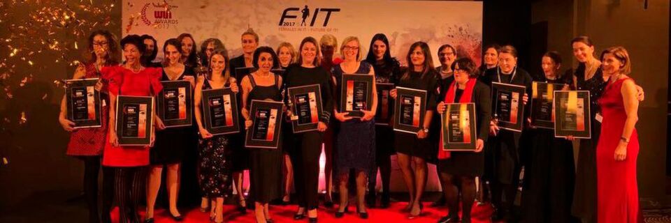 Die strahlenden Siegerinnen mit ihrer Auszeichnung „Women of the year“, die in sieben Kategorien und in Silber, Gold und Platin vergeben wurde. Die strahlenden Siegerinnen mit ihrer Auszeichnung „Women of the year“, die in sieben Kategorien und in Silber, Gold und Platin vergeben wurde.