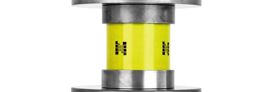 Ring mit aufgedruckten Sensoren in einer Prüfanlage: Die Sensoren lassen sich leicht aufbringen, um eine Verformung festzustellen. Ring mit aufgedruckten Sensoren in einer Prüfanlage: Die Sensoren lassen sich leicht aufbringen, um eine Verformung festzustellen.